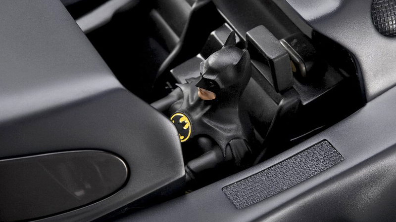 Illustration for article titled Tim Burton-era Batmobile Model Features Pop-up RC Machine Guns
